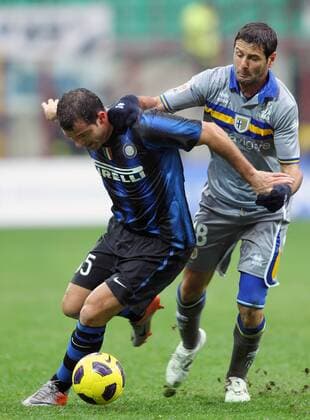 Dejan Stankovic (Inter Mailand, li.) gegen Massimo Gobbi (Parma) Milano 28 11 2010, Serie A 2010 2011, Inter Mailand vs FC Parma - lucaxpagliaricci