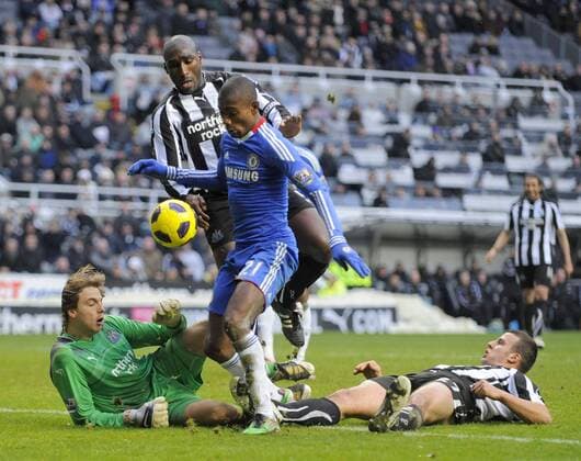Chelsea s Salomon Kalou (C) misses a great chance to score his side s second goal. Barclays Premier League, Newcastle United v Chelsea FC London, 28th November, 2010 EDITORIAL USE ONLY. No use with unauthorised audio, video, data, fixture lists, club league logos or live services. Online in-match use limited to 120 images, no video emulation. No use in betting, games or single club league player publications.