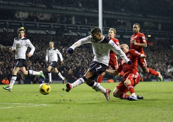 Tottenhams Aaron Lennon fires in a shot - Barclays Premier League Tottenham Hotspur (white) v Liverpool FC (red) 28th November, 2010 EDITORIAL USE ONLY. No use with unauthorised audio, video, data, fixture lists, club league logos or live services. Online in-match use limited to 120 images, no video emulation. No use in betting, games or single club league player publications.