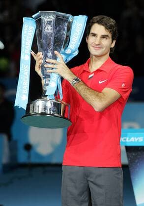 TENNIS - ATP World Tour Finals: Siegerehrung. Bild zeigt Roger Federer (SUI) mit seiner Trophäe.  o0 Sieg Jubel Freude Trophäe Objekte Siegerehrung