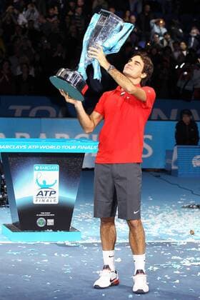 Roger Federer, SUI, after ATP-Finals 2010 in London; 28 11 2010 - o0 Sieg Freude Trophäe Objekte Siegerehrung