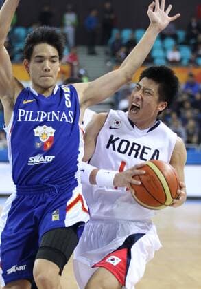 (101124) -- GUANGZHOU, Nov. 24, 2010 (Xinhua) -- South Korea s Yang Heejong £¨R) tries to break through during the men s quarterfinal of basketball against Philippines at the 16th Asian Games in Guangzhou, south China s Guangdong Province, Nov. 24, 2010. (Xinhua Meng Yongmin) CHINA-GUANGZHOU-16TH ASIAN GAMES-BASKETBALL (CN) 
