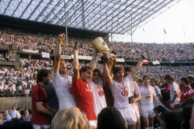 Bayer 05 Uerdingen ist DFB Pokalsieger 1984 1985, v.li.: Wolfgang Funkel, Horst Feilzer, Mathias Herget, Norbert Brinkmann, Friedhelm Funkel und Wayne Thomas o0 DFB Pokal 1984 1985, Pokalspiel, Pokalfinale, Finale, GER, Sieg, Sieger, Pokalsieg, Siegerehrung,