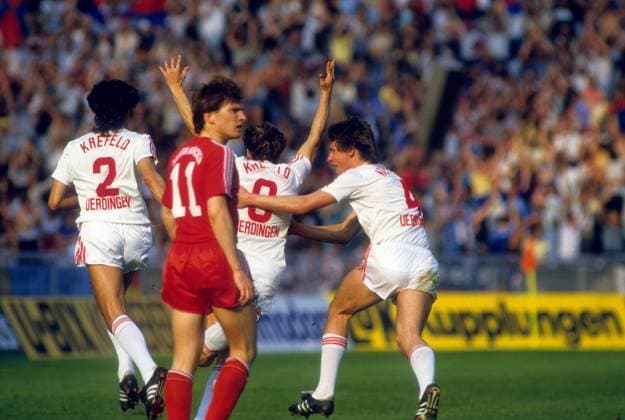 Horst Feilzer (Mitte) jubelt nach dem 1:1 mit Karl Heinz Wöhrlin (li.) und Wolfgang Funkel (re., alle Bayer 05 Uerdingen), davor Ludwig Kögl (FC Bayern München) enttäuscht o0 DFB Pokal 1984 1985, Pokalspiel, Pokalfinale, Finale, GER, Berlin