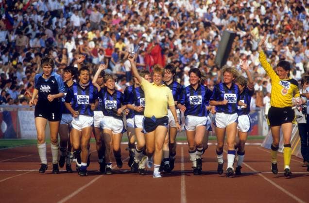 FSV Frankfurt ist DFB Pokalsieger der Damen 1984 1985, u.a. mit Torfrau Petra Melka (re.) und Sissy Raith (3.v.re.) o0 DFB Pokal 1984 1985, Pokalspiel, Pokalfinale, Finale, GER, Berlin,