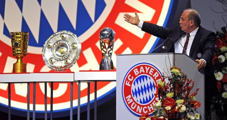 30.11.2010 - FC Bayern München Jahreshauptversammlung 2010, in der Münchner Olympiahalle - Präsident Uli Hoeneß (München) hält eine Rede und präsentiert dabei die Trophäen der vergangenen Saison.