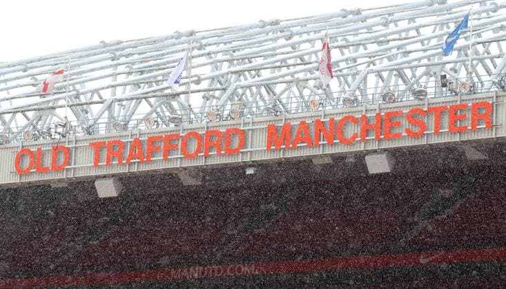Old Trafford Stadion von Manchester United. Bild zeigt das Stadion.  o0 Premier League England Manu Winter Schnee Schneetreiben Schriftzug Totale