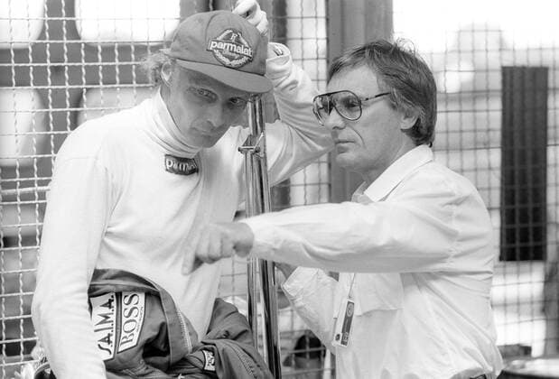 Niki Lauda (Österreich McLaren TAG Porsche, li.) im Gespräch mit Brabham Teamchef Bernie Ecclestone (England) o0 Bernard