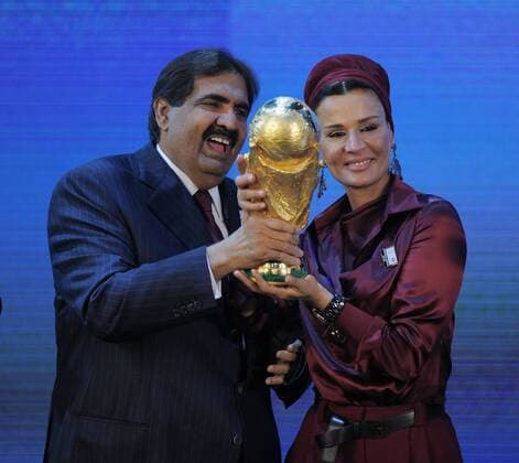 02.12.2010, Zürich - Vergabe der FIFA Weltmeisterschaften 2018 und 2022 - Emir von Katar, HH Sheikh Hamad bin Khalifa Al-Thani (li) und seine Frau HH Sheikha Mozah bint Nasser Al-Missned mit WM Pokal  o0 people Politik Familie Frau Ehefrau Objekte Trophäe Freude Jubel