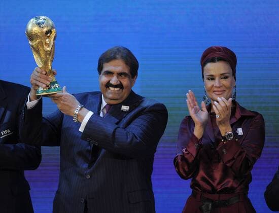 02.12.2010, Zürich - Vergabe der FIFA Weltmeisterschaften 2018 und 2022 - Emir von Katar, HH Sheikh Hamad bin Khalifa Al-Thani (li) und seine Frau HH Sheikha Mozah bint Nasser Al-Missned mit WM Pokal  o0 people Politik Familie Frau Ehefrau Objekte Trophäe Freude Jubel