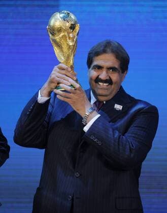 02.12.2010, Zürich - Vergabe der FIFA Weltmeisterschaften 2018 und 2022 - Emir von Katar, HH Sheikh Hamad bin Khalifa Al-Thani mit WM Pokal  o0 people Politik Objekte Pokal Trophäe Jubel Freude
