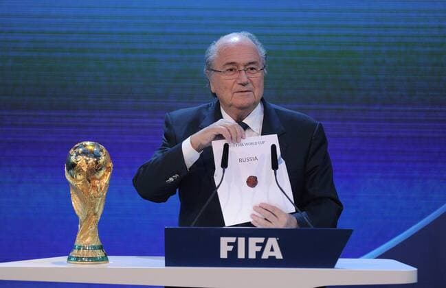 02.12.2010, Zürich - Vergabe der FIFA Weltmeisterschaften 2018 und 2022 - FIFA Praesident Joseph Sepp Blatter (SUI) verkündet Russland als Ausrichter der WM 2018  o0 Funktionär Objekte Pokal Trophäe Schriftzug