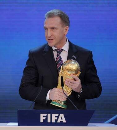 02.12.2010, Zürich - Vergabe der FIFA Weltmeisterschaften 2018 und 2022 - Russlands Vize Premierminister Igor Shuvalov (RUS) mit WM Pokal  o0 people Politik Objekte Pokal Trophäe