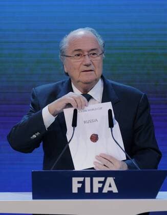 02.12.2010, Zürich - Vergabe der FIFA Weltmeisterschaften 2018 und 2022 - FIFA Praesident Joseph Sepp Blatter (SUI) verkündet Russland als Ausrichter der WM 2018  o0 Funktionär Objekte Pokal Trophäe Schriftzug