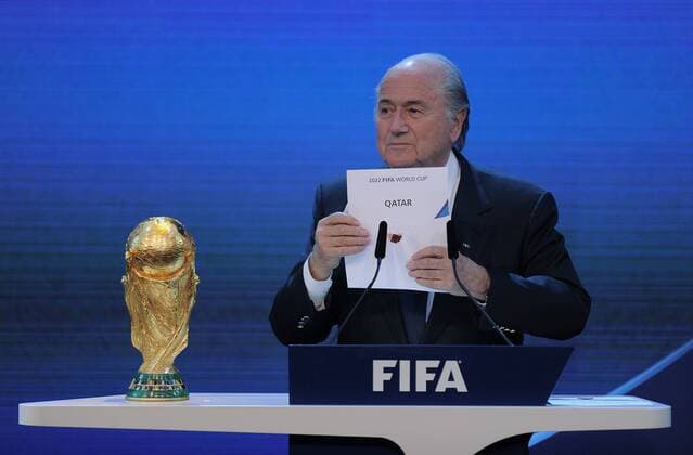 02.12.2010, Zürich - Vergabe der FIFA Weltmeisterschaften 2018 und 2022 - FIFA Praesident Joseph Sepp Blatter (SUI) verkündet Katar als Ausrichter der WM 2022  o0 Funktionär Objekte Pokal Trophäe Schriftzug