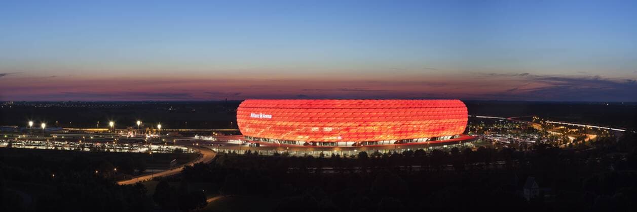 Allianz Arena, Heimspielstätte des FC Bayern München, beleuchtet, München, Oberbayern, Bayern, Deutschland, Europa iblmal01756986 o0 Totale Umfeld Umgebung Stadionumfeld Infrastruktur Straße