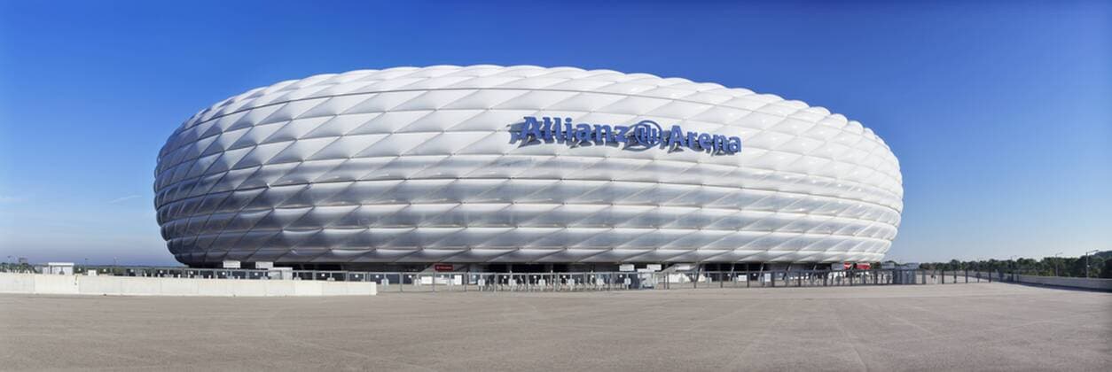 Allianz Arena, Heimspielstätte des FC Bayern München, München, Oberbayern, Bayern, Deutschland, Europa iblmal01756993 o0 Himmel blau
