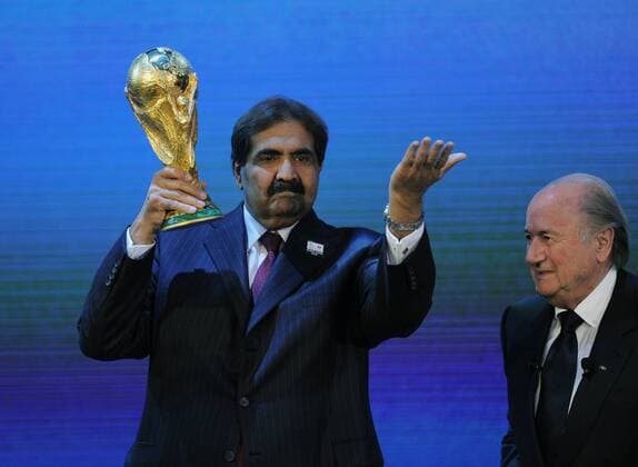 Fussball International FIFA WM 2022 02.12.2010 Emir von Katar, HH Sheikh Hamad bin Khalifa Al-Thani (li) mit WM Pokal und FIFA Praesident Joseph Sepp Blatter (SUI) nach der Entscheidung für Katar als Ausrichter für die WM 2022  o0 Trophäe Pokal Objekte Weltmeisterpokal people Scheich Freude Funktionär