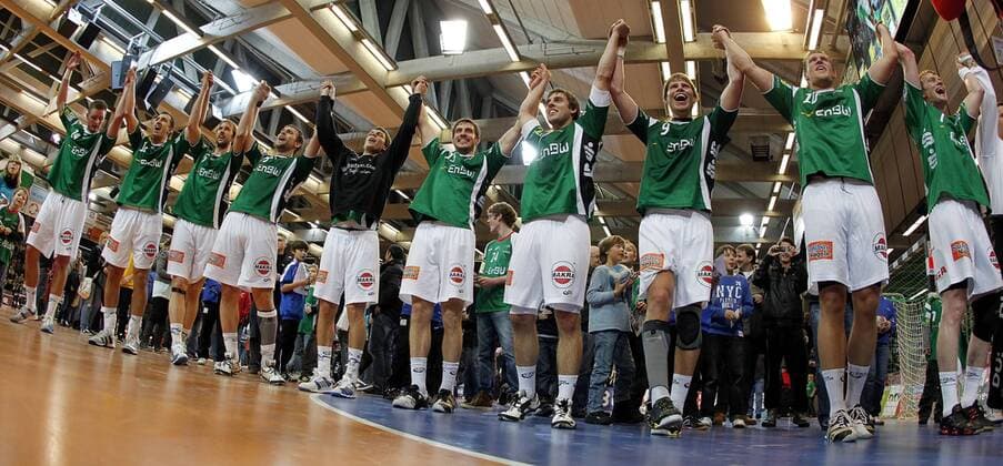 Schlussjubel Goeppingen, die Spieler bedanken sich bei ihren Anhängern . Frisch Auf FA Goeppingen Handball-Bundesliga 2010-2011 . Goeppingen , DEU, 04.12.2010 ,