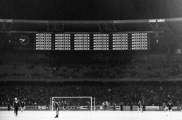 Anzeigetafel im Müngersdorfer Stadion kündigt eindrucksvoll Tony Woodcock (1. FC Köln) an o0 1. BL, Saison 1980 1981, GER, Totale, Anzeigetafel, Anzeige, Tafel, Stadionanzeige,