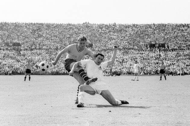 Alfred Schmidt (Borussia Dortmund, li.) gegen Hans Sturm (1. FC Köln) o0 Endspiel um die Deutsche Meisterschaft 1962 1963, Oberliga West, 1. BL, Stuttgart, GER, Aktion