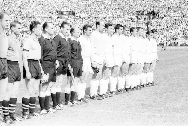 Aufstellung zum Finale, v.li.: Wolfgang Paul, Torwart Bernhard Wessel, Wilhelm Burgsmüller (alle Borussia Dortmund), x, Schiedsrichter Kurt Tschenscher, x, Hans Schäfer, Torwart Fritz Ewert, Hans Sturm, Karl-Heinz Schnellinger, Leo Wilden, Karl Heinz Thielen, Fritz Pott, Helmut Benthaus, Karl Heinz Ripkens, Heinz Hornig und Anton Regh (alle 1. FC Köln) o0 Endspiel um die Deutsche Meisterschaft 1962 1963, Oberliga West, 1. BL, Stuttgart, GER, Aktion