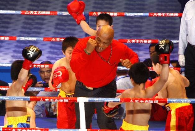 Mike Tyson (USA) sets an example for small players ahead of World Boxing Organisation (WBO) Intercontinental Championship at Tianjin Gymnasium on December 5, 2010 in Tianjin, China.  CFP412560701 o0 Kind kurios Komik Aufmacher David gegen Goliath Aktion 