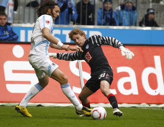Feldpspieler Fabian LUSTENBERGER (Hertha BSC, R) als Torwart gegen Djordje RAKIC (TSV 1860 München, Muenchen) - TSV 1860 München vs. Hertha BSC Berlin 1:0