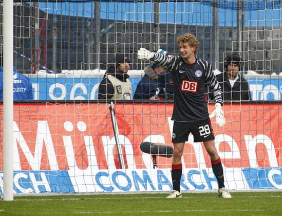 Feldspieler Fabian LUSTENBERGER (Hertha BSC) im Torwart-Trikot dirigiert seine Abwehr - TSV 1860 München vs. Hertha BSC Berlin 1:0
