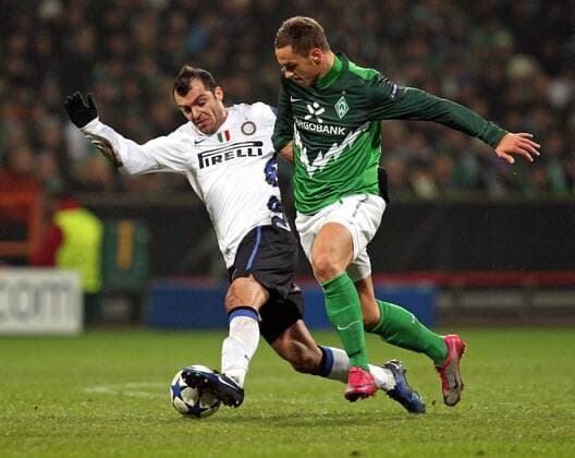 07.12.2010, Fussball Champions League, SV Werder Bremen - Inter Mailand, v.li. Goran Pandev (Inter Mailand) , Marco Arnautovic (Werder Bremen)