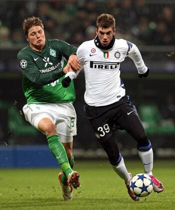 07.12.2010, Fussball Champions League, SV Werder Bremen - Inter Mailand, v.li.: Sebastian Prödl (Werder Bremen) , Davide Santon (Inter Mailand)