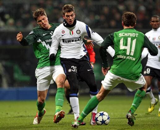07.12.2010, Fussball Champions League, SV Werder Bremen - Inter Mailand, v.li.: Sebastian Prödl (Werder Bremen) , Davide Santon (Inter Mailand) , Dominik Schmidt (Werder Bremen)