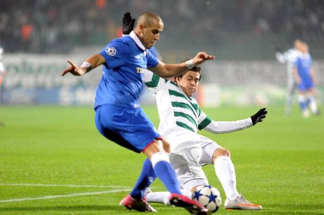 Champions League Bursaspor (Bursa White) vs. Glasgow Rangers 1:1 (blue) Leonel Nunez (back) of Bursaspor against Madjid Bougherra of Glasgow 
