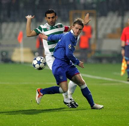 Champions League Bursaspor (Bursa White) vs. Glasgow Rangers 1:1 (blue) Bekir Ozan Has (back) of Bursaspor and Steven Davis (front) of Rangers FC. 