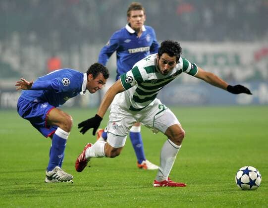 Champions League Bursaspor (Bursa White) vs. Glasgow Rangers 1:1 (blue) Darren Cole (L) of Rangers FC and Ozan Ypek (R) of Bursaspor. 