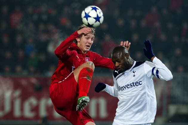 Luuk de Jong (li.) und William Gallas FC Twente Enschede (rot) vs. Tottenham Hotspur (weiß) xVIxxIVx 225316