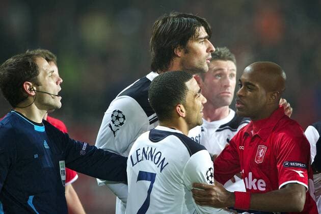 Aaron Lennon (Mitte) und Dwight Tiendalli (re.) FC Twente Enschede (rot) vs. Tottenham Hotspur (weiß) xVIxxIVx 225372 o0 Streit, streiten, Auseinandersetzung, Meinungsverschiedenheit