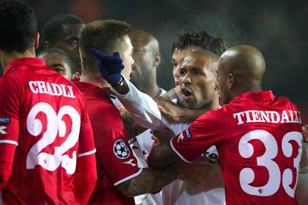 Theo Janssen (2.v.li.) im Streit Jermain Defoe (2.v.re.) FC Twente Enschede (rot) vs. Tottenham Hotspur (weiß) xVIxxIVx 225373 o0 Streit, streiten, Auseinandersetzung, Meinungsverschiedenheit