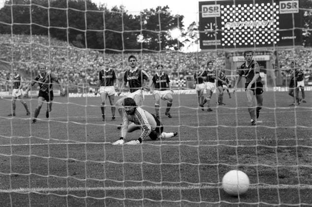 Torwart Alfred Wahlen (Saarbrücken) machtlos beim Tor zum 2:0 von Manfred Binz (Frankfurt, re.) o0 Saison 1988 1989 1. BL Aktion, Eintracht Frankfurt - 1. FC Saarbrücken 2:0 Relegation