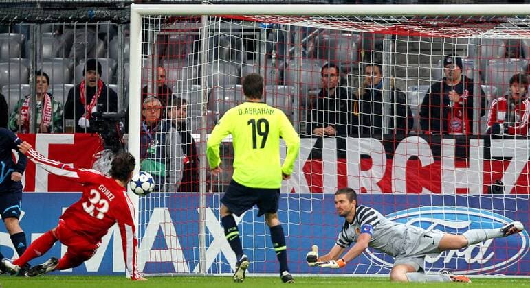 FUSSBALL - Champions League - 08.DEZ.10 - FUSSBALL - Champions League, Gruppenphase, FC Bayern München vs FC Basel (gelb): Bild zeigt Mario Gomez (Bayern), David Abraham und Franco Costanzo (Basel). 
