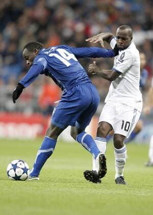 Real Madrid s Lassana Diarra against Auxerre s Dennis Oliech - Real Madrid CF (white) vs AJ Auxerre - .  (201012087126)