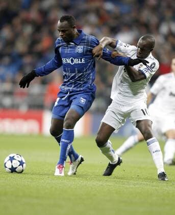 Real Madrid s Lassana Diarra against Auxerre s Dennis Oliech - Real Madrid CF (white) vs AJ Auxerre - .  (201012087129)