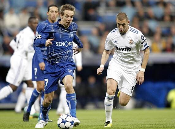 Real Madrid s Karim Benzema against Auxerre s Benoit Pedretti - Real Madrid CF (white) vs AJ Auxerre - .  (201012087158)