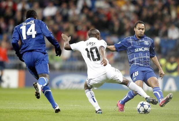 Real Madrid s Lassana Diarra against Auxerre s Roy Contout - Real Madrid CF (white) vs AJ Auxerre - .  (201012087170)