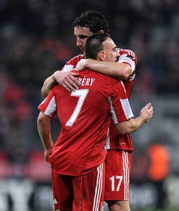 FUSSBALL CHAMPIONS LEAGUE SAISON 2010 2011 GRUPPE E 08.12.2010 - FC Bayern München - FC Basel (gelb): (v. li) JUBEL nach dem 1:0 von Franck Ribery mit Mark van Bommel (FC Bayern München) 