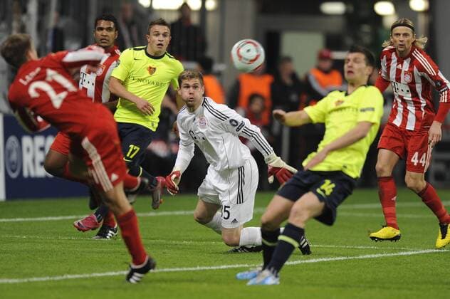 Thomas KRAFT (Bayern München) schaut dem Ball hinterher - FC Bayern München vs FC Basel (gelb) -