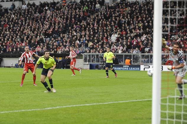 Franck RIBERY (Bayern München, L) schiesst das Tor zum 1-0 gegen Francesco COSTANZO (FC Basel-re). - FC Bayern München vs FC Basel (gelb) -