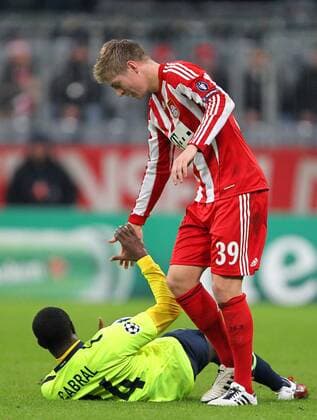FUSSBALL - Champions League - 08.DEZ.10 - FUSSBALL - Champions League, Gruppenphase, FC Bayern München vs FC Basel (gelb): Bild zeigt Adilson Tavares Varela (Basel) und Toni Kroos (Bayern). V.li.  o0 Kameradschaft Harmonie Fairplay Fair Play Fairness