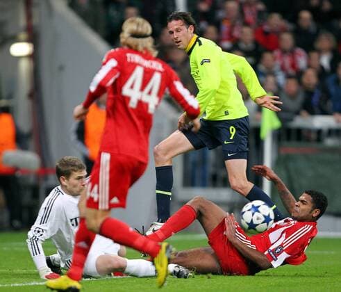 FUSSBALL - Champions League - 08.DEZ.10 - FUSSBALL - Champions League, Gruppenphase, FC Bayern München vs FC Basel (gelb): Bild zeigt Thomas Kraft (links unten), Anatoliy Tymoshchuk (Bayern), Marco Streller (Basel) und Breno (Bayern rechts unten). V.li. 