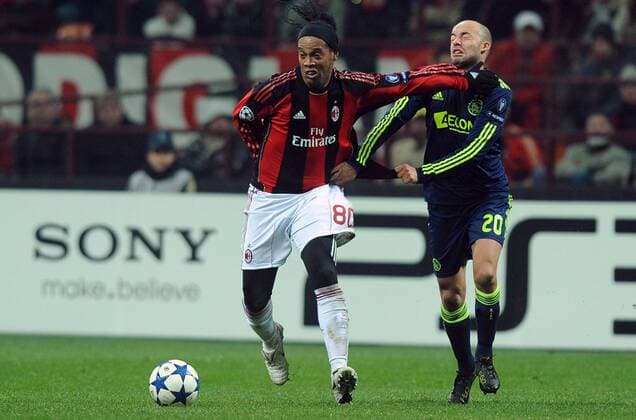 RONALDINHO Milan und Demy DE ZEEUW Ajax - AC Milan vs Ajax Amsterdam (blau) Champions League 2010 2011 NicoloXZangirolami